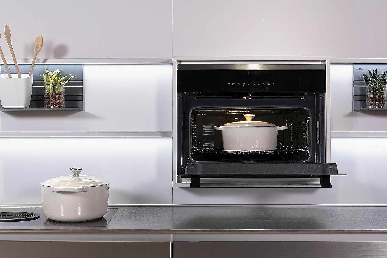 Küchenansicht mit Kompaktbackofen